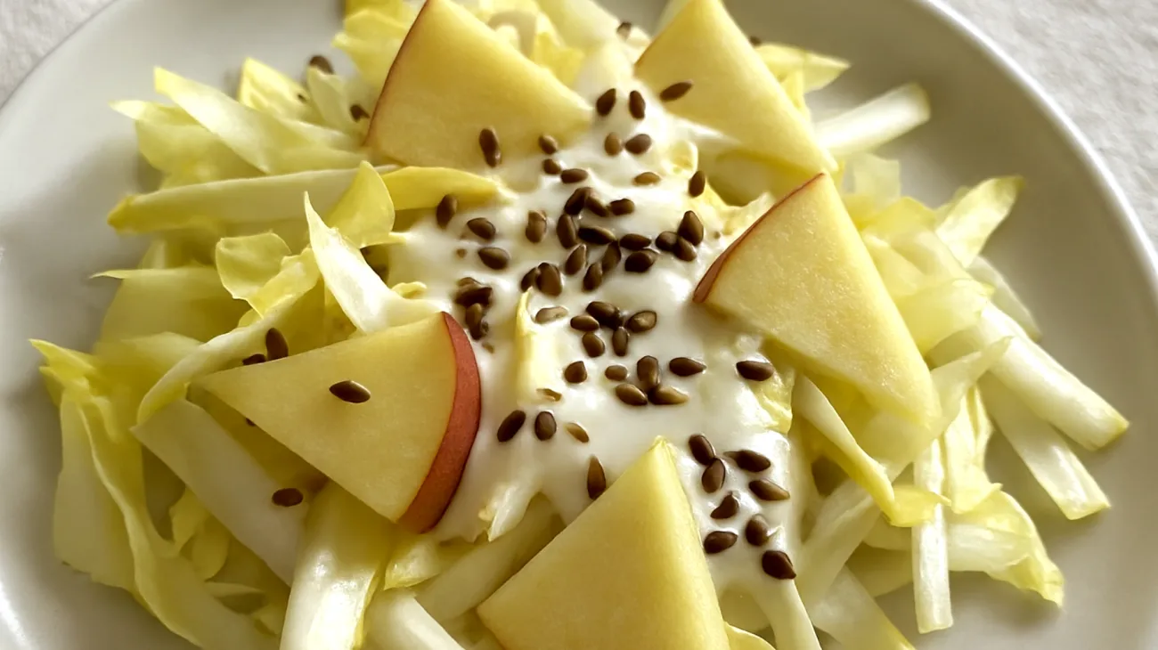 Chicorée-Apfel-Salat mit Leinsamen und Kefir-Dressing"