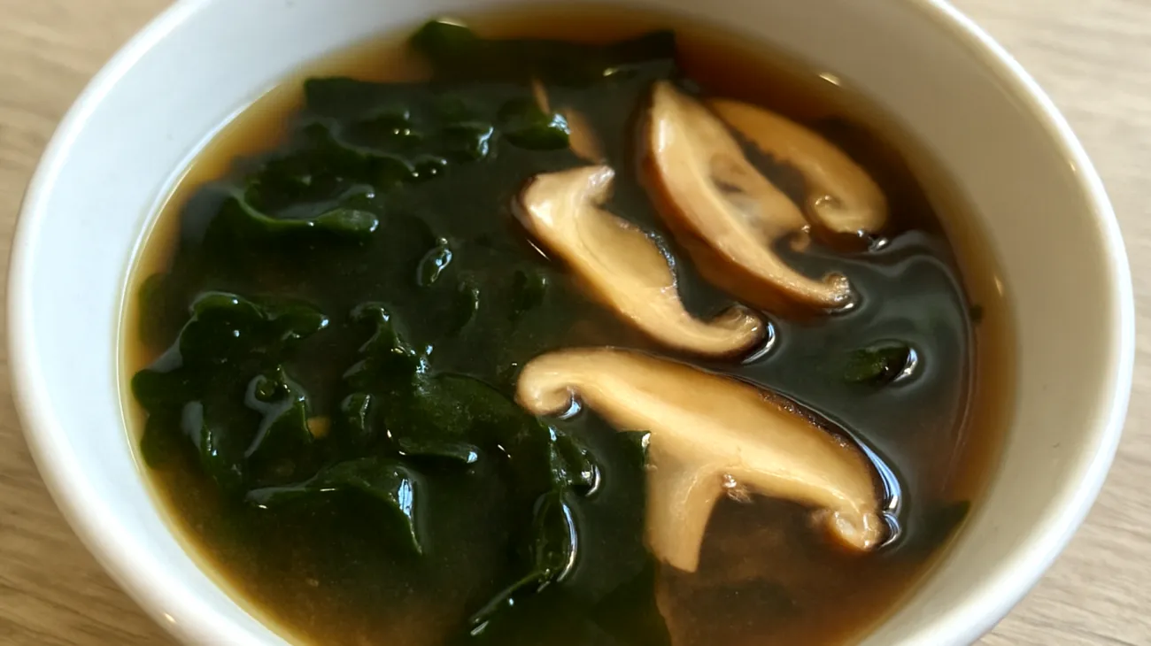 Miso-Suppe mit Wakame-Algen und Shiitake-Pilzen"